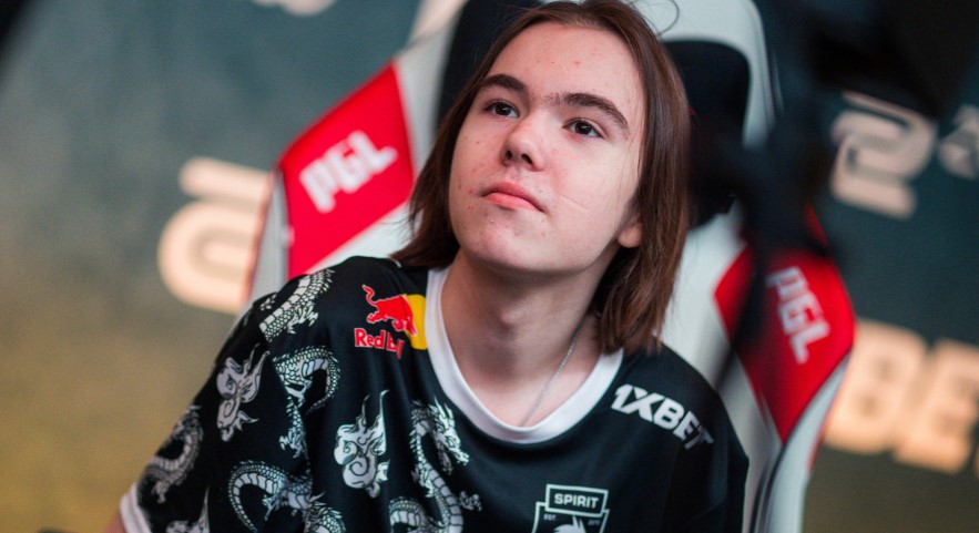 Rekkles分享做客LEC解说席照片：纯白发型，大黑臂注目